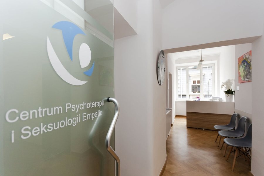 Szklane drzwi wejściowe z logo Centrum Psychoterapii i Seksuologii Empatia